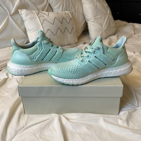 Adidas UltraBoost - Picture 2 of 6